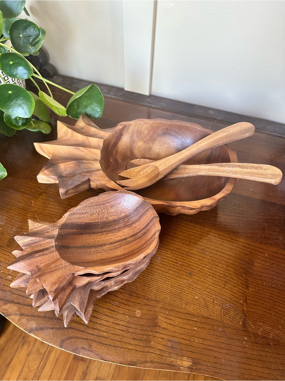 Hilo Hattie Carved Pineapple Wooden Serving and 4 Salad Bowls with Spoons